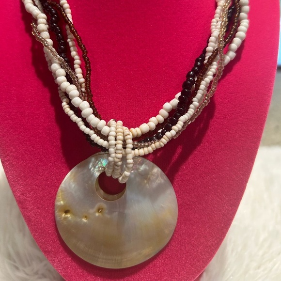 Vintage Chic Multi-Strand Shell Pendant Necklace with mother of pearl. - Picture 2 of 4